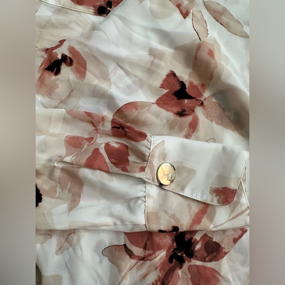 Long sleeve floral blouse size Medium - Picture 2 of 3
